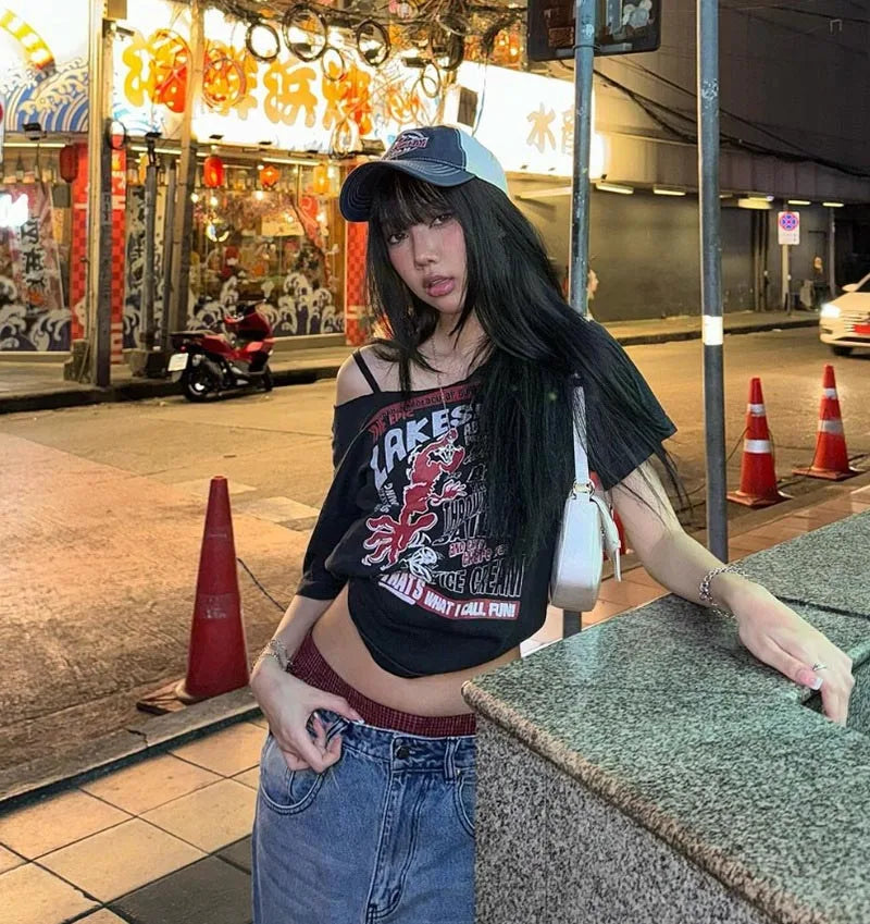Y2K Off-Shoulder Gothic Crop Tee – Women’s Punk-Inspired Letter Print T-Shirt, Harajuku Aesthetic Grunge Streetwear, Slim Fit Summer Top